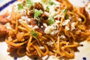 Pastaret med pesto og pølser - nem opskrift