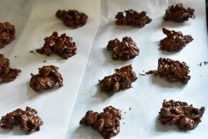 Cornflakestoppe med rosiner og chokolade