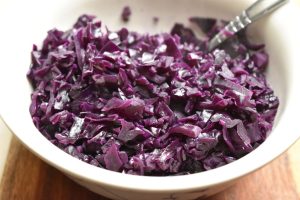 Hjemmelavet rødkål med ribsgele - nem opskrift