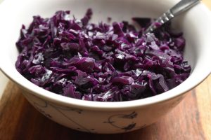 Hjemmelavet rødkål med ribsgele - nem opskrift