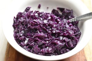 Hjemmelavet rødkål med ribsgele - nem opskrift