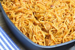 Pastaret med pesto og pølser - nem opskrift