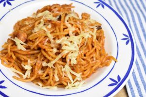 Pastaret med pesto og pølser - nem opskrift