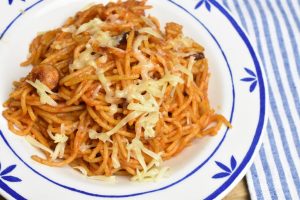 Pastaret med pesto og pølser - nem opskrift