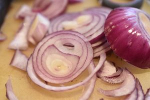 Stegte sild i eddike med rødløg - nem opskrift