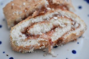 Roulade med jordbærsyltetøj og mandeldrys - nem og lækker