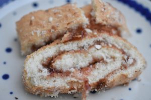 Roulade nem opskrift med jordbær syltetøj