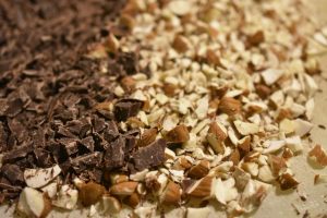 Grofthakkede mandler og chokolade
