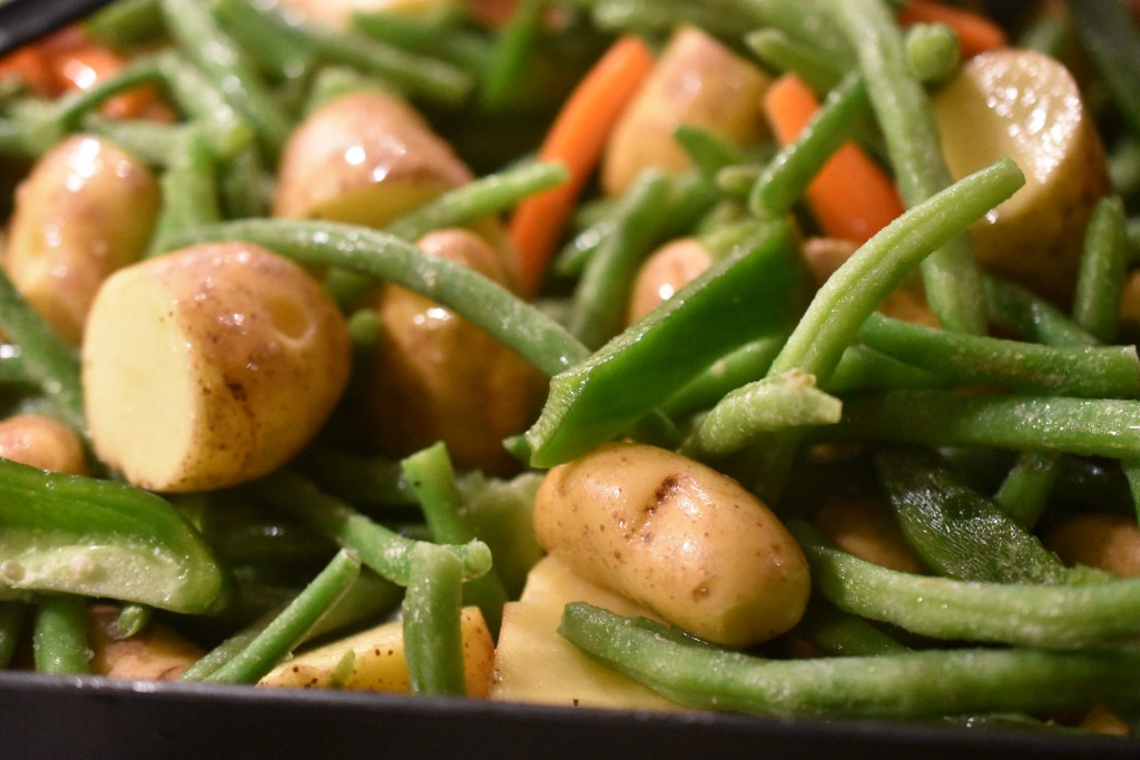 Kartoffelfad med bønner og gulerødder - olieristede i ovn