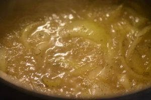 Løgsuppe med hvidløg og timian - nem opskrift