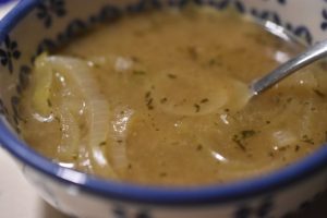 Løgsuppe - nem opskrift med hvidløg & timian