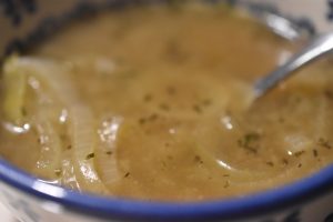 Løgsuppe - nem opskrift med hvidløg & timian