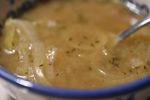 Løgsuppe med hvidløg og timian - nem opskrift