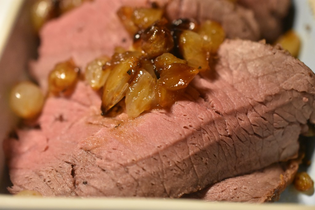 Roastbeef - med glaserede løg og flødesauce - mør og lækker