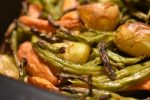 Kartoffelfad med bønner og gulerødder - olieristede i ovn