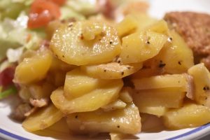 Flødekartofler med bacon - lækre flødestuvede kartofler