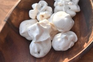 DSC_1579 • nogetiovnen.dk Marengs med chokolade og mandler - kyskager