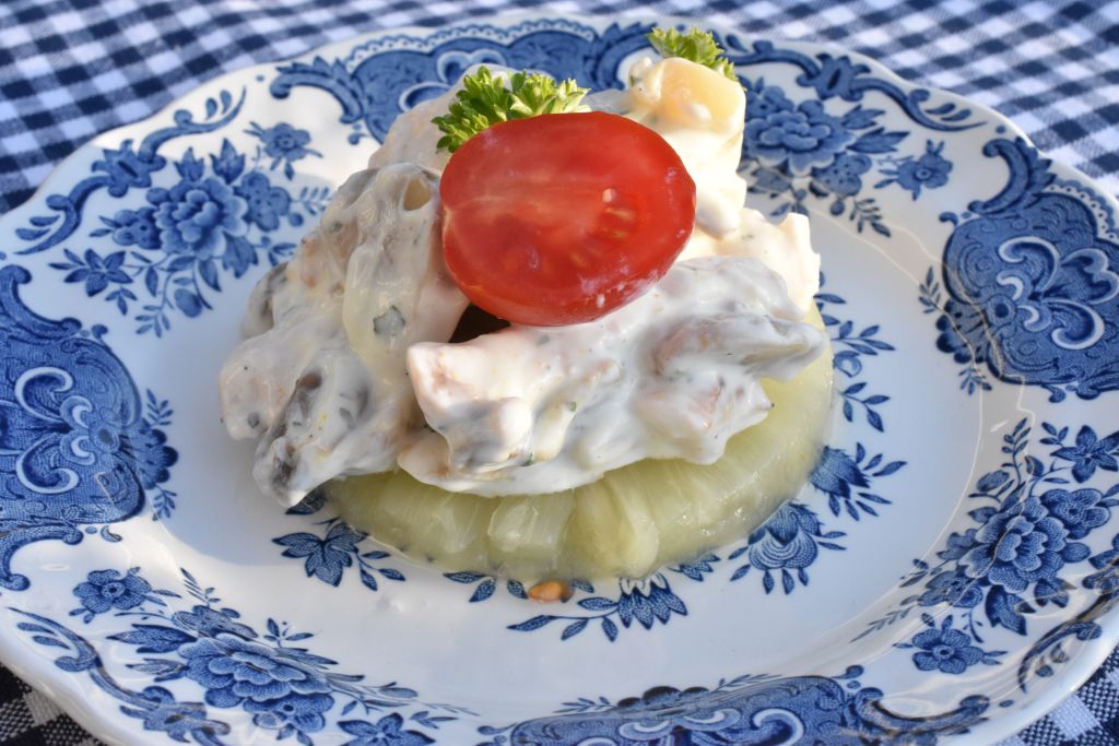 Hønsesalat på ananasring - nem kyllingesalat
