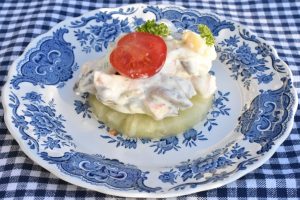 Hønsesalat på ananasring - nem kyllingesalat