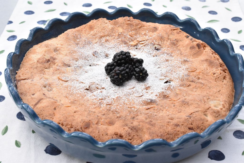 Sukkerbrødskage med brombær og kokos