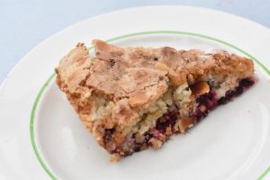 Sukkerbrødskage med brombær og kokos