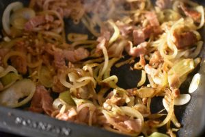 Flødekartofler med bacon og løg - opskrift