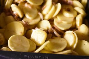 Flødekartofler med bacon og løg - opskrift