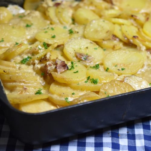 Flødekartofler med bacon og løg - opskrift