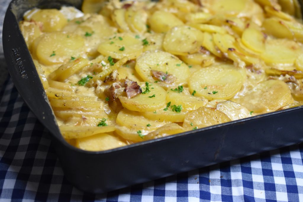 Flødekartofler med bacon og løg - opskrift