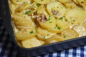 Flødekartofler med bacon og løg - opskrift