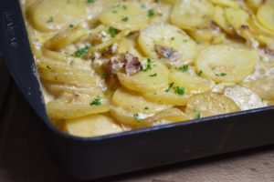 Flødekartofler med bacon og løg - opskrift