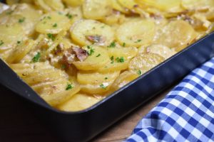 Flødekartofler med bacon og løg - opskrift