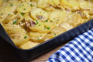 Flødekartofler med bacon og løg - opskrift