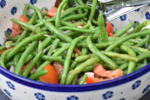 Bønnesalat med rødløg, tomater & vinaigrette