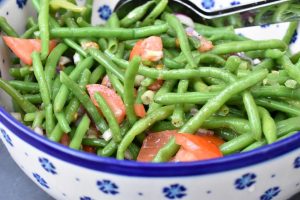Bønnesalat med rødløg, tomater & vinaigrette
