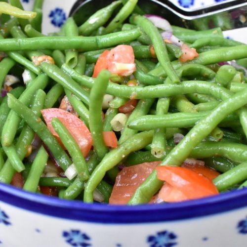 Bønnesalat med rødløg, tomater & vinaigrette