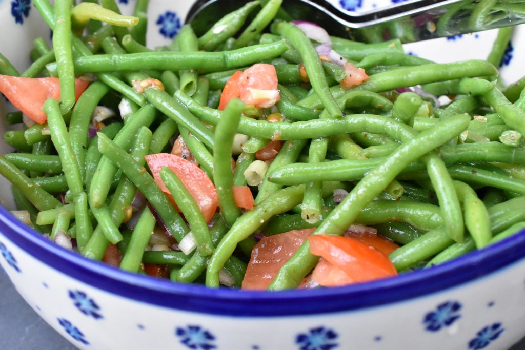 Bønnesalat med rødløg, tomater & vinaigrette