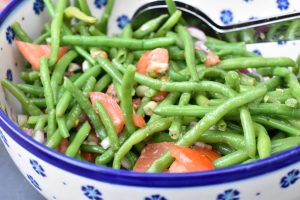 Bønnesalat med rødløg, tomater & vinaigrette