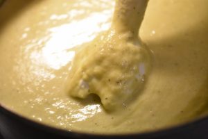 Hvidløgssuppe med kartofler & fløde - opskrift