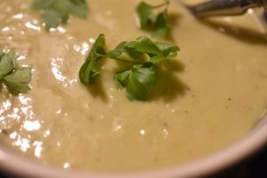 Hvidløgssuppe med kartofler & fløde - opskrift