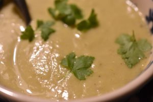 Hvidløgssuppe med kartofler & fløde - opskrift