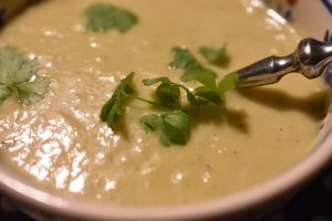 Hvidløgssuppe med kartofler & fløde - opskrift