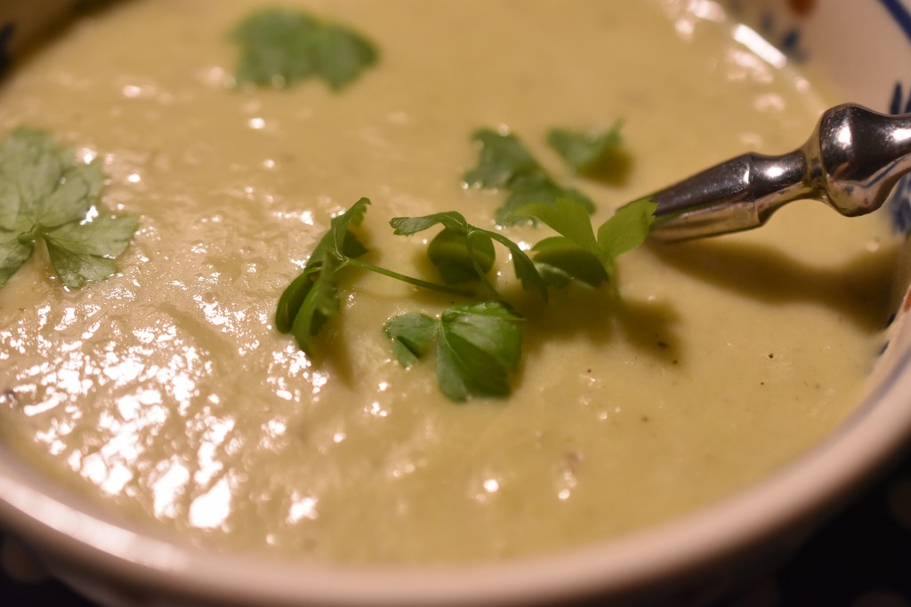 Hvidløgssuppe med porrer og kartofler