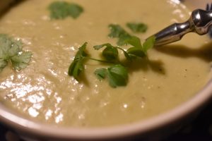 Hvidløgssuppe med kartofler & fløde - opskrift