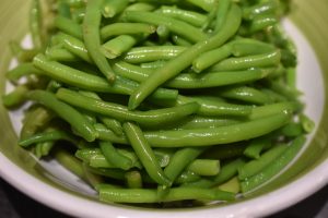 Bønnesalat med rødløg, tomater og vinaigrette