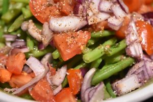 Bønnesalat med rødløg, tomater og vinaigrette
