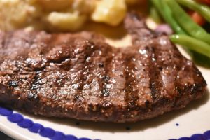 Bønnesalat med rødløg, tomater og vinaigrette