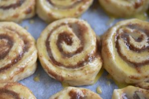 Kanelsnegle i fad - opskrift på kanelsneglekage