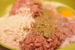 Frikadeller med bacon og havregryn - saftige og lækre