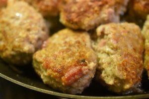 Frikadeller med bacon og havregryn - saftige og lækre
